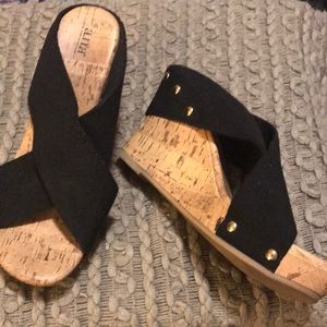 Stretchy strap wedges